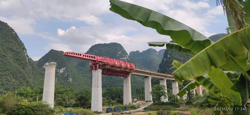 蘇州32-900噸單梁上行式移動(dòng)模架