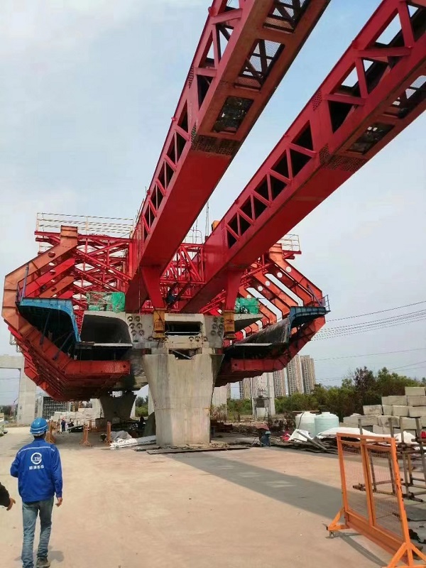 上海25-600噸雙梁上行式移動(dòng)模架