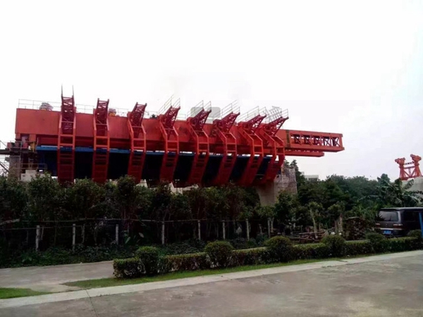 上海32-900噸上行式移動(dòng)模架
